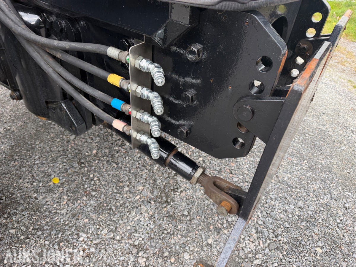 2006 Valtra T190 Traktor, frontlaster, 250 hk, brøyteplate og kjettinger