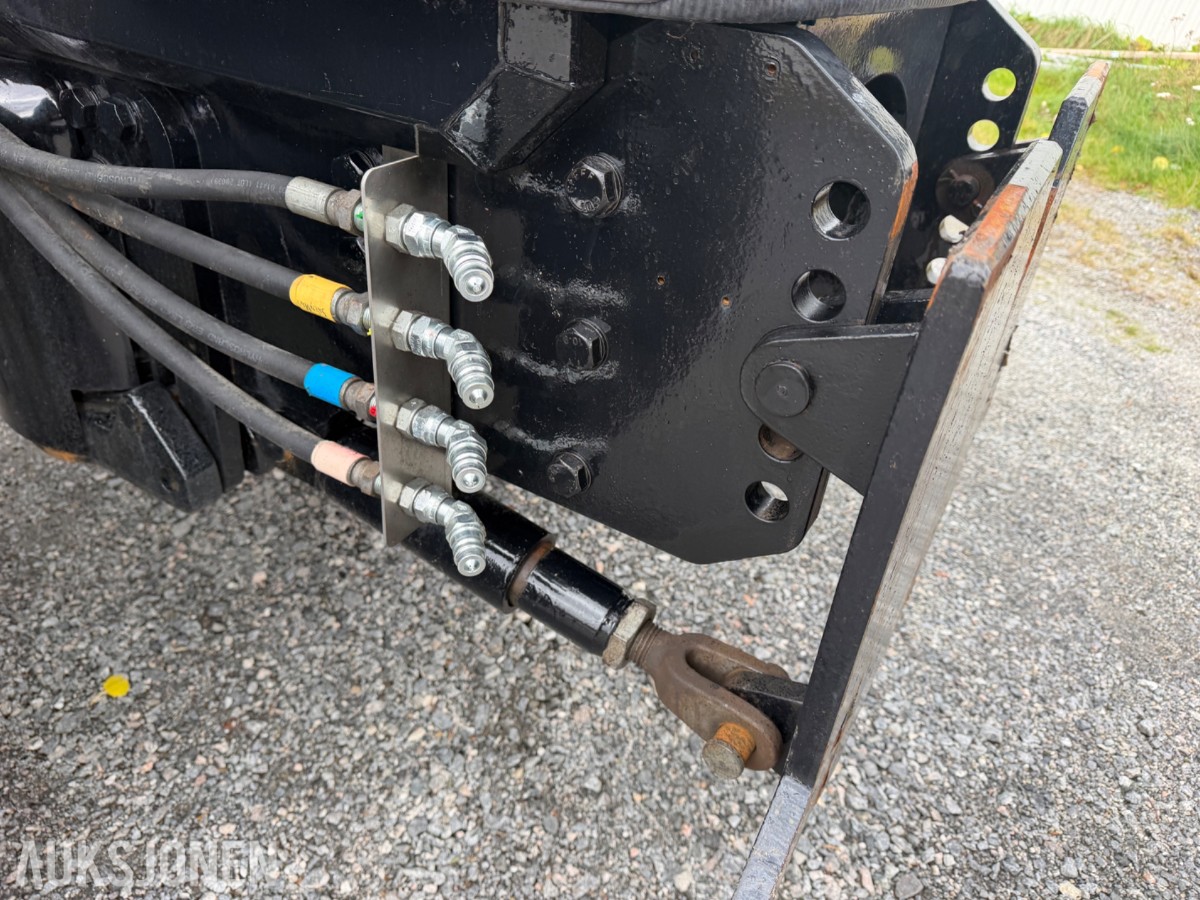 2006 Valtra T190 Traktor, frontlaster, 250 hk, brøyteplate og kjettinger