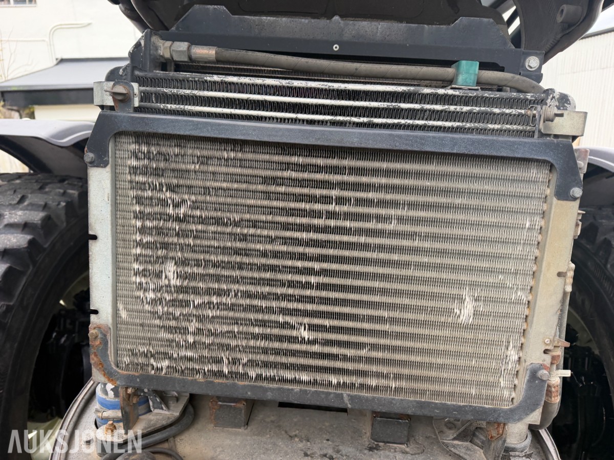 2006 Valtra T190 Traktor, frontlaster, 250 hk, brøyteplate og kjettinger