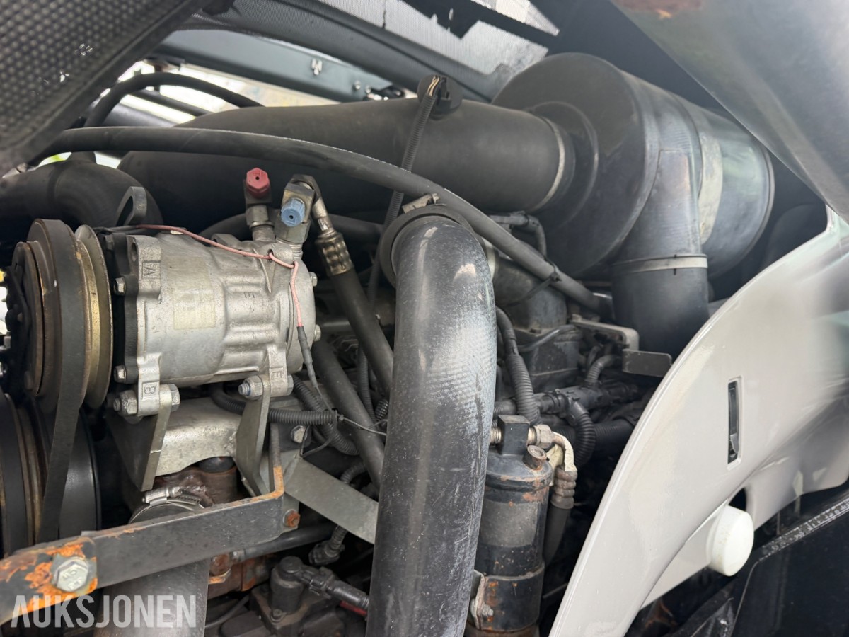 2006 Valtra T190 Traktor, frontlaster, 250 hk, brøyteplate og kjettinger