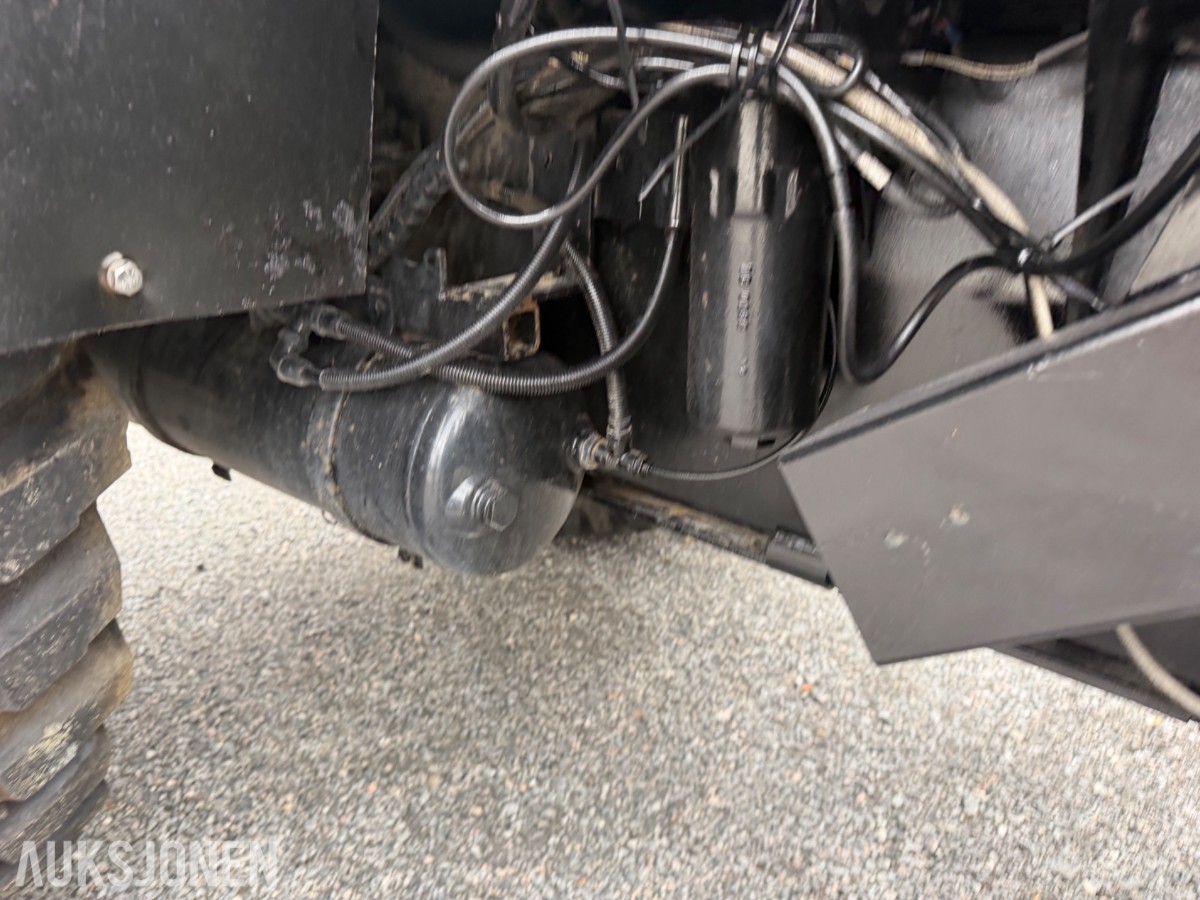 2006 Valtra T190 Traktor, frontlaster, 250 hk, brøyteplate og kjettinger