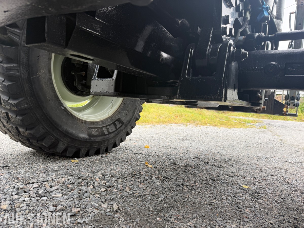 2006 Valtra T190 Traktor, frontlaster, 250 hk, brøyteplate og kjettinger