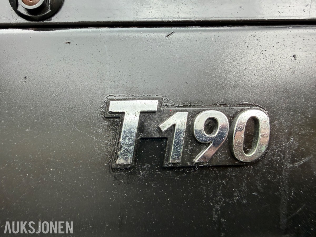 2006 Valtra T190 Traktor, frontlaster, 250 hk, brøyteplate og kjettinger