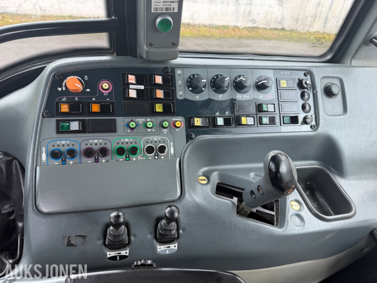 2006 Valtra T190 Traktor, frontlaster, 250 hk, brøyteplate og kjettinger