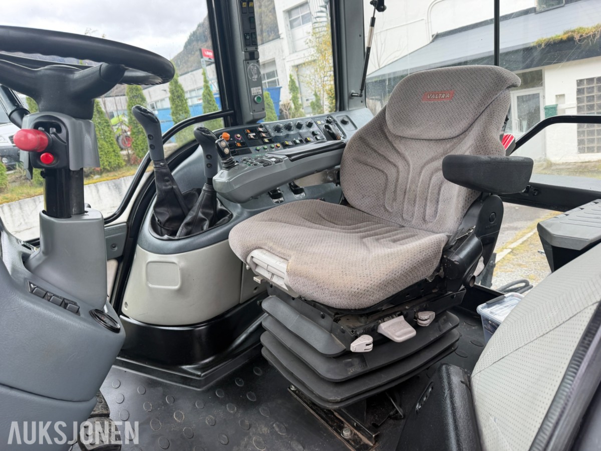 2006 Valtra T190 Traktor, frontlaster, 250 hk, brøyteplate og kjettinger