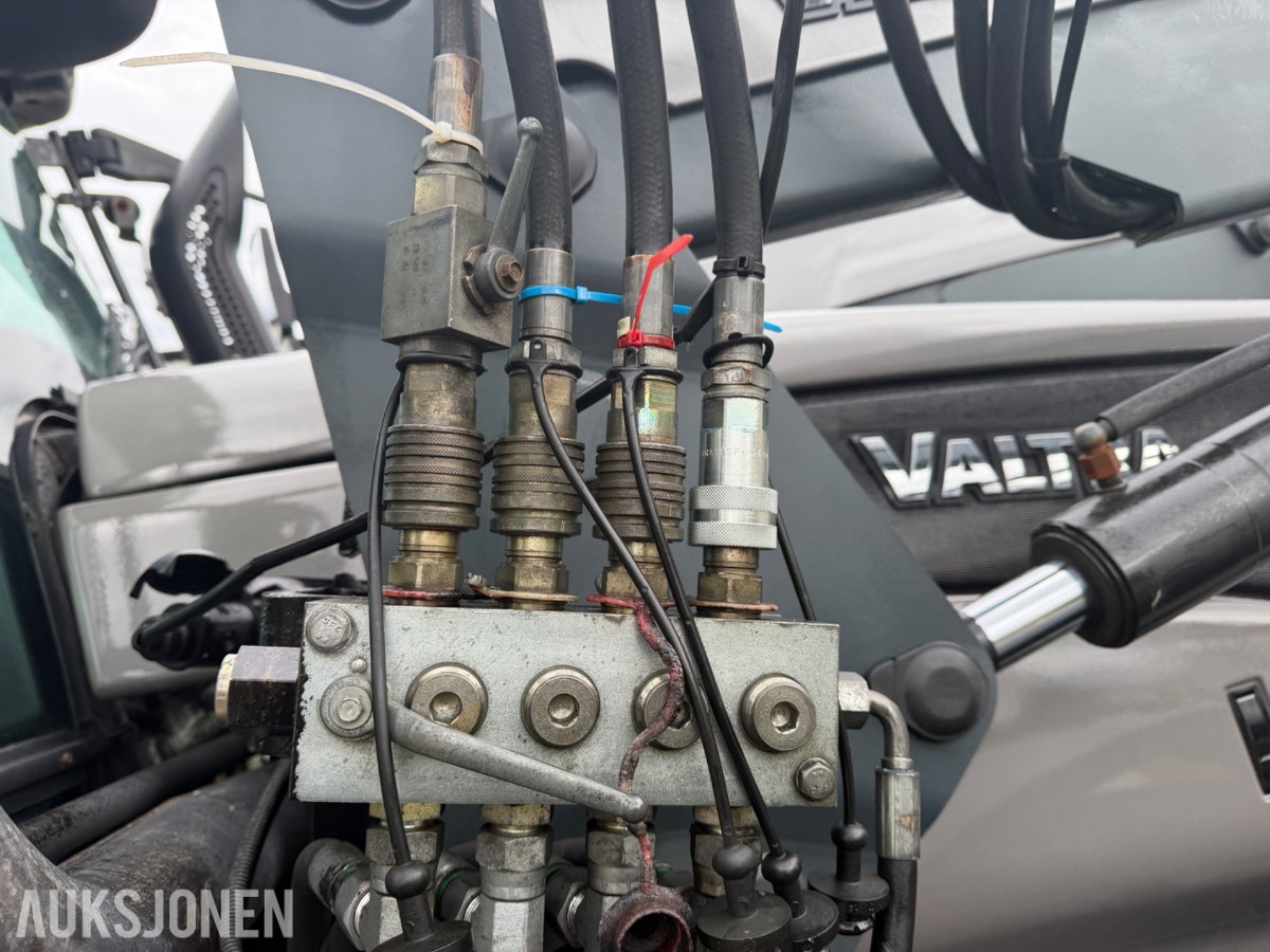 2006 Valtra T190 Traktor, frontlaster, 250 hk, brøyteplate og kjettinger