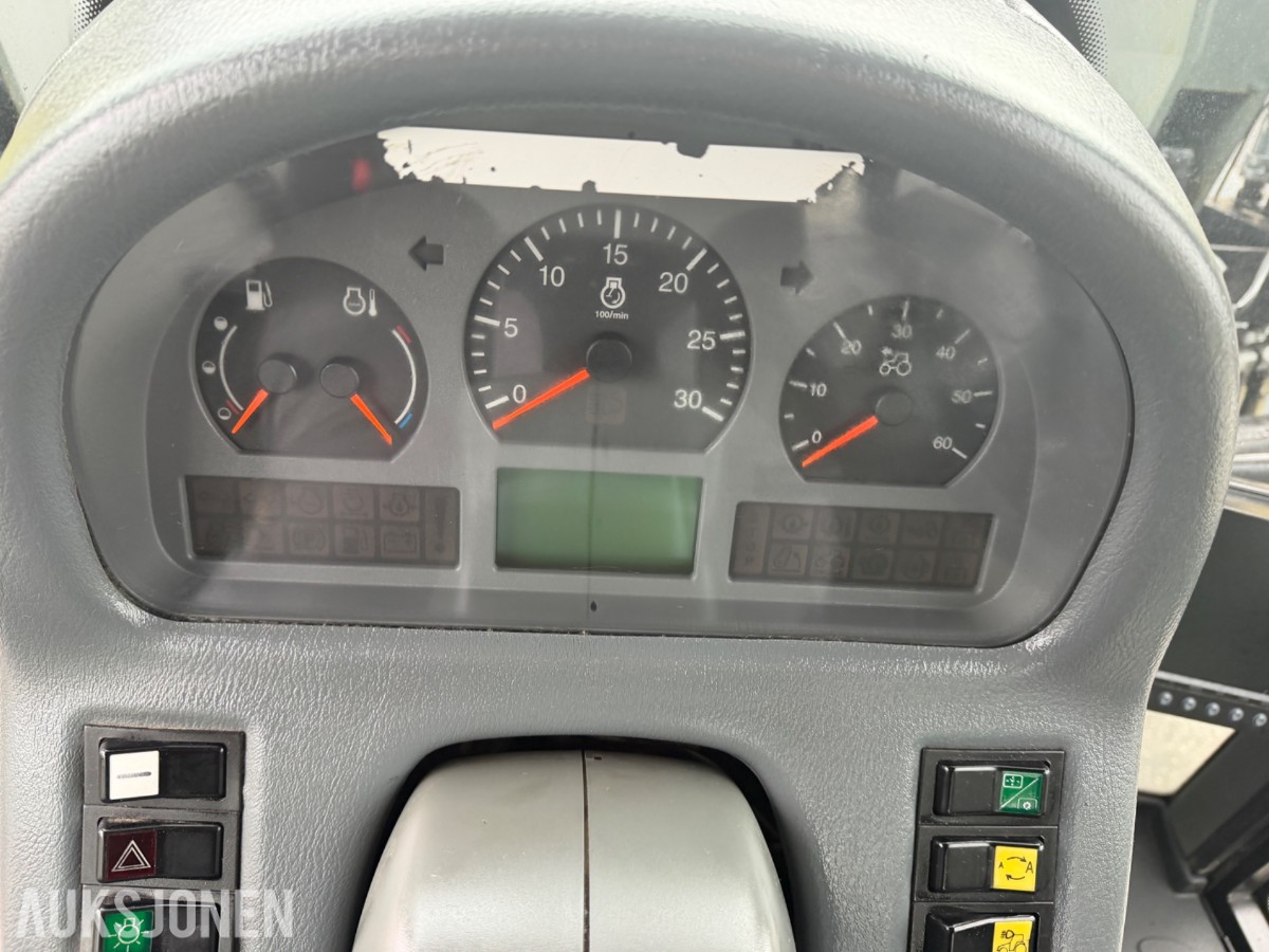 2006 Valtra T190 Traktor, frontlaster, 250 hk, brøyteplate og kjettinger
