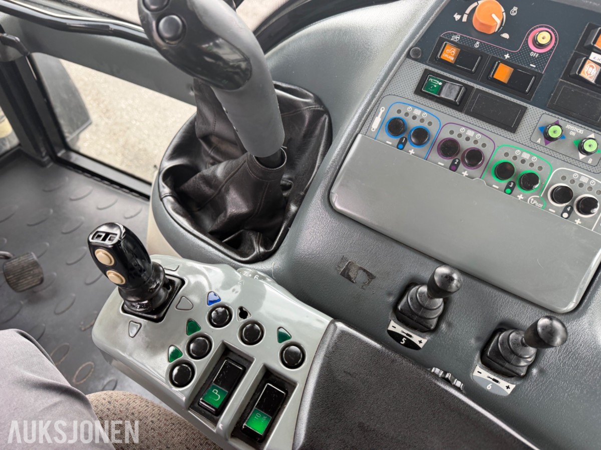 2006 Valtra T190 Traktor, frontlaster, 250 hk, brøyteplate og kjettinger
