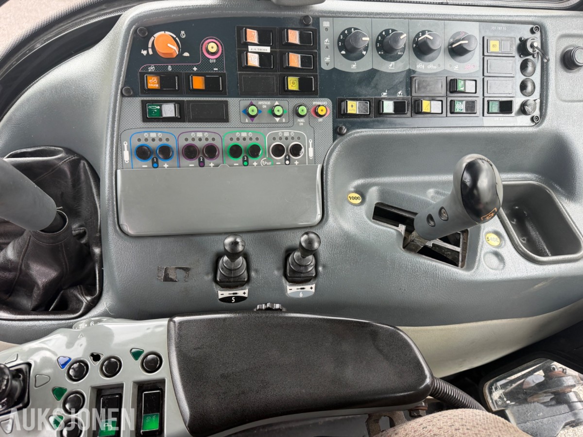 2006 Valtra T190 Traktor, frontlaster, 250 hk, brøyteplate og kjettinger