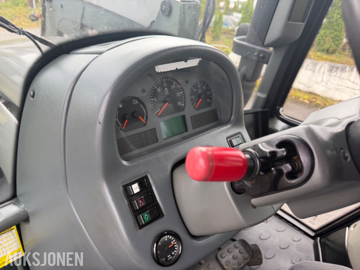 2006 Valtra T190 Traktor, frontlaster, 250 hk, brøyteplate og kjettinger