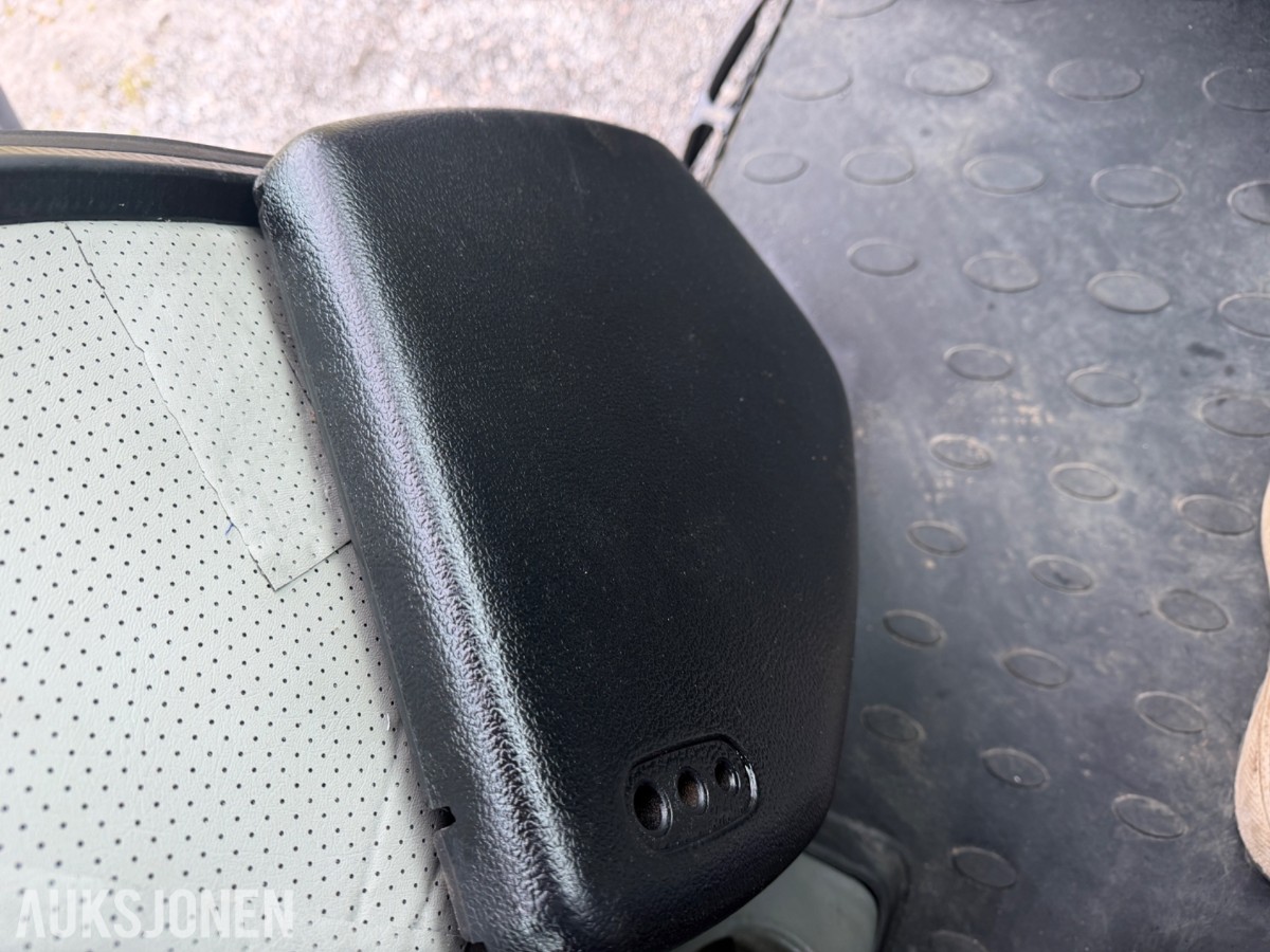 2006 Valtra T190 Traktor, frontlaster, 250 hk, brøyteplate og kjettinger