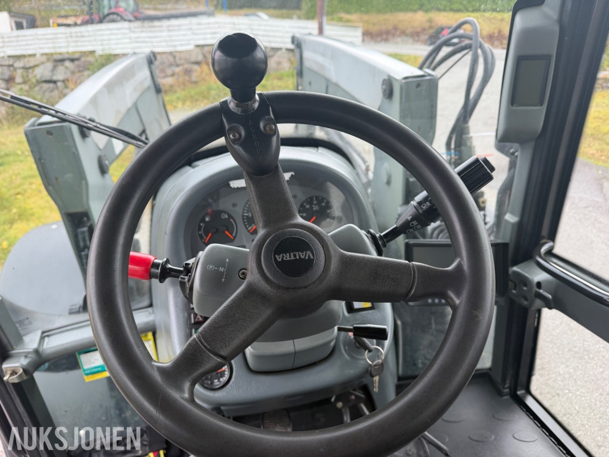 2006 Valtra T190 Traktor, frontlaster, 250 hk, brøyteplate og kjettinger