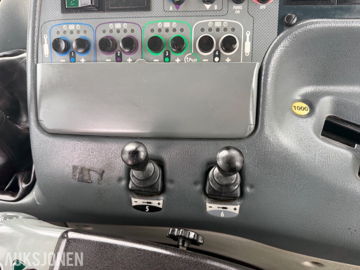 2006 Valtra T190 Traktor, frontlaster, 250 hk, brøyteplate og kjettinger