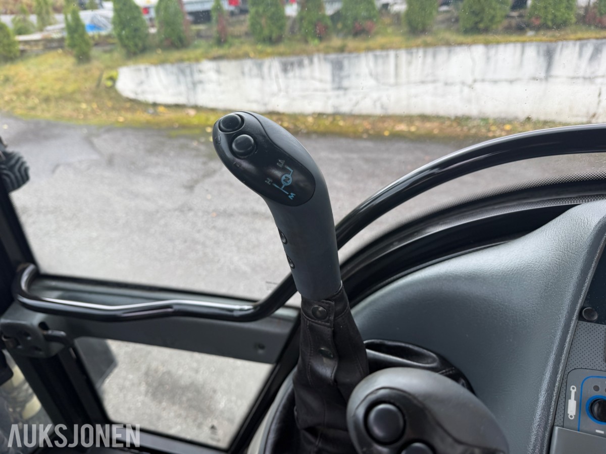 2006 Valtra T190 Traktor, frontlaster, 250 hk, brøyteplate og kjettinger