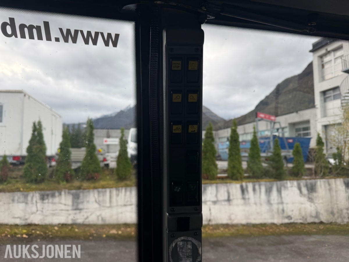 2006 Valtra T190 Traktor, frontlaster, 250 hk, brøyteplate og kjettinger