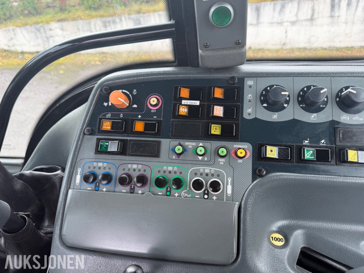 2006 Valtra T190 Traktor, frontlaster, 250 hk, brøyteplate og kjettinger