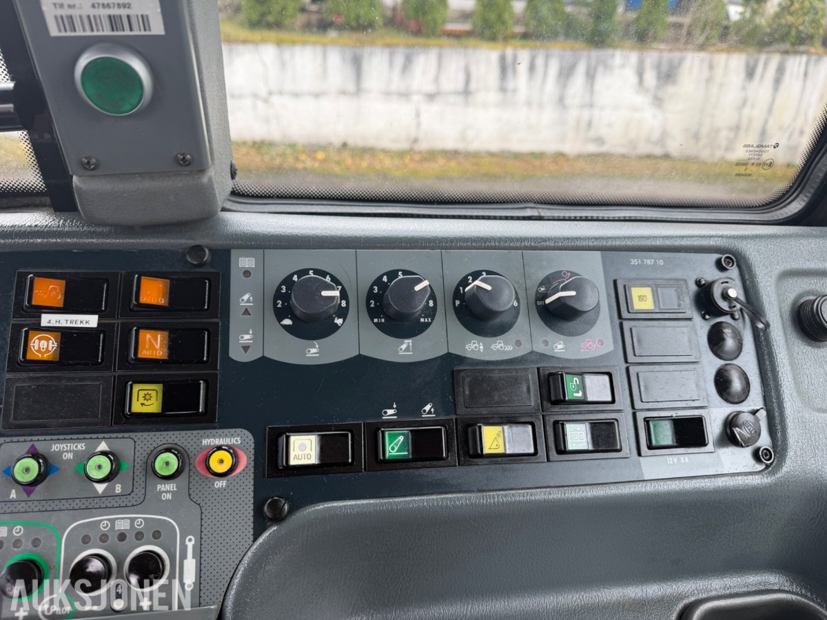 2006 Valtra T190 Traktor, frontlaster, 250 hk, brøyteplate og kjettinger