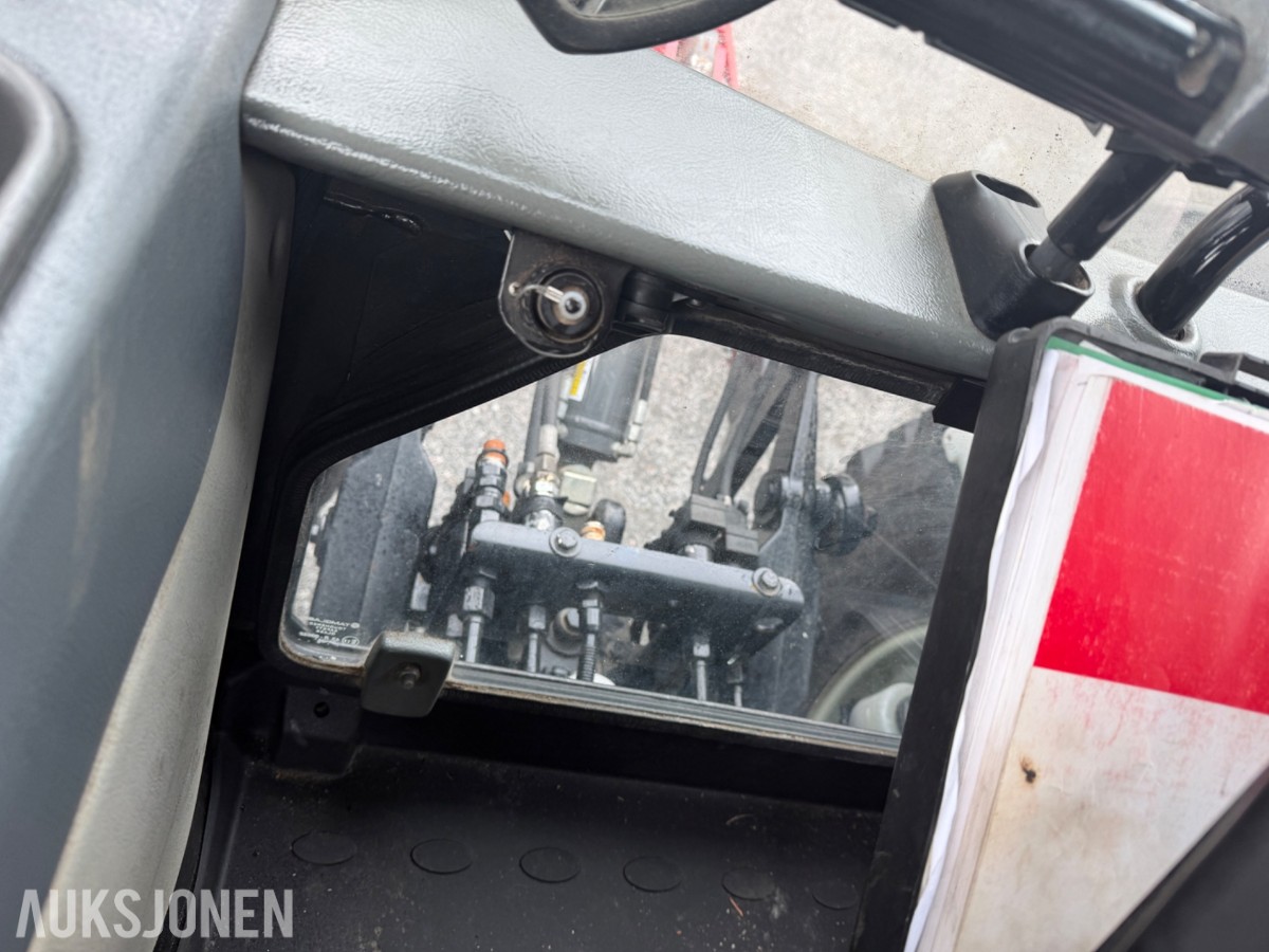 2006 Valtra T190 Traktor, frontlaster, 250 hk, brøyteplate og kjettinger