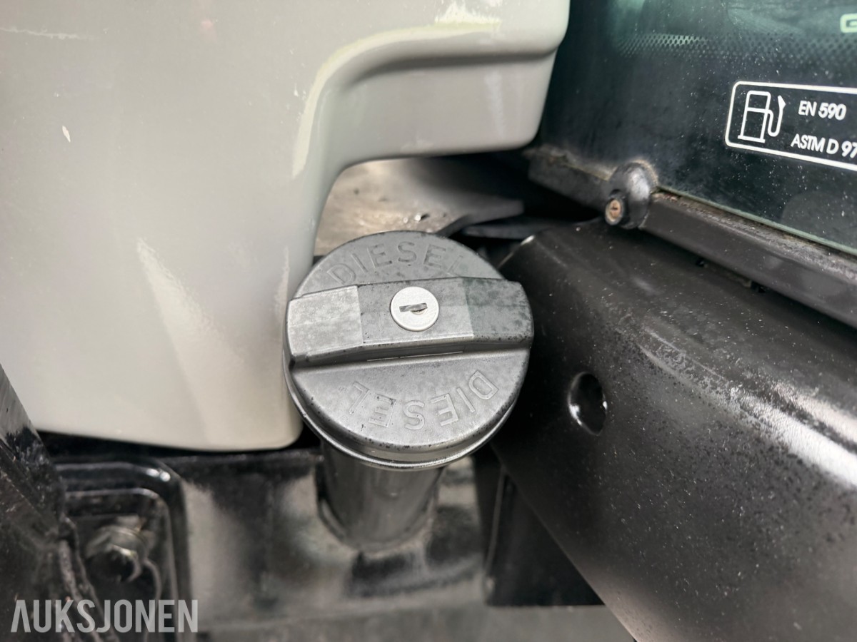 2006 Valtra T190 Traktor, frontlaster, 250 hk, brøyteplate og kjettinger