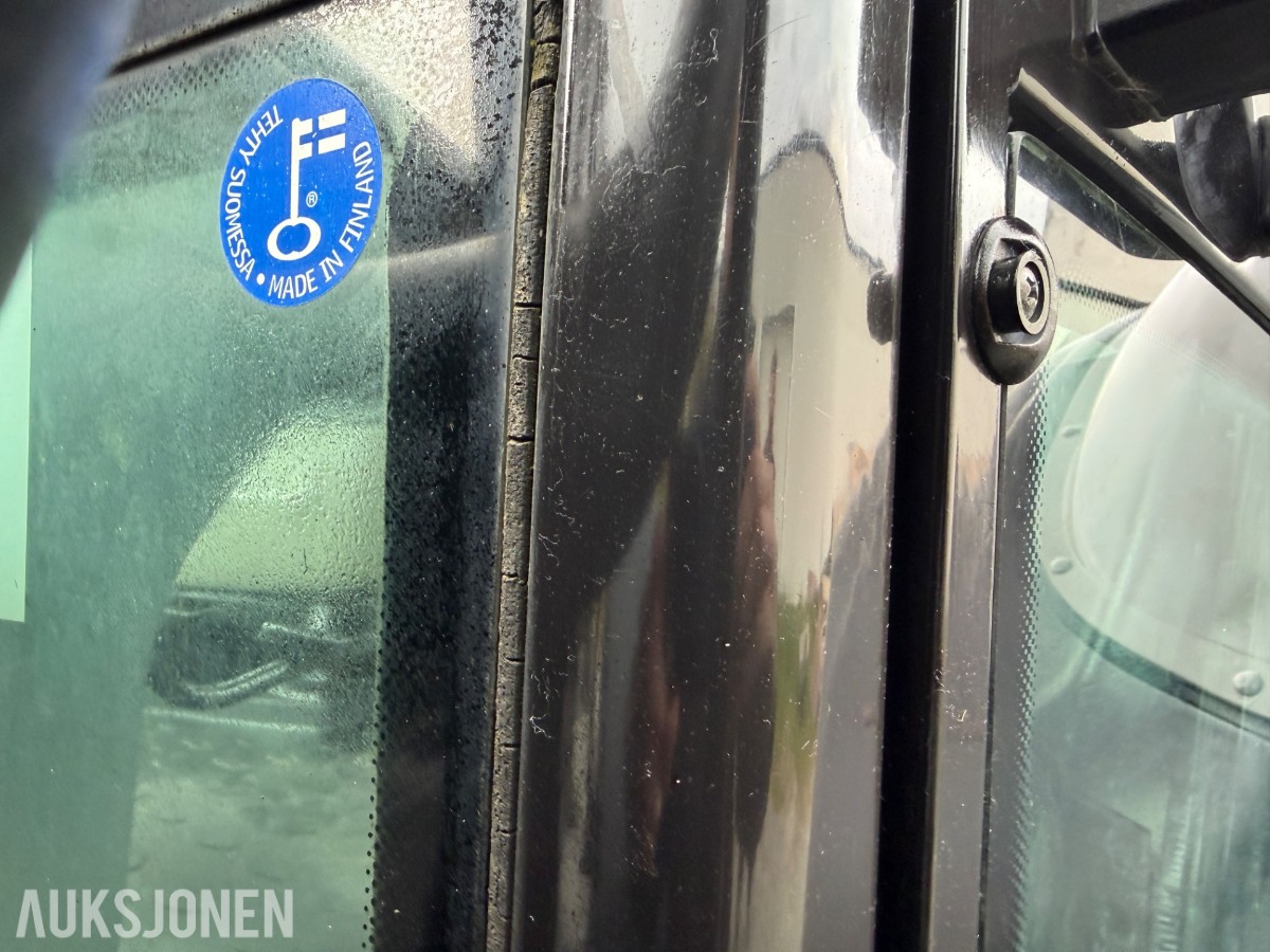 2006 Valtra T190 Traktor, frontlaster, 250 hk, brøyteplate og kjettinger