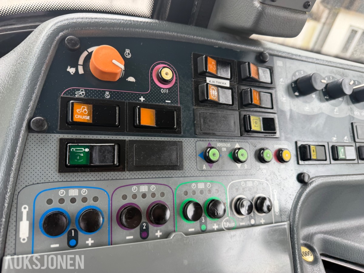2006 Valtra T190 Traktor, frontlaster, 250 hk, brøyteplate og kjettinger