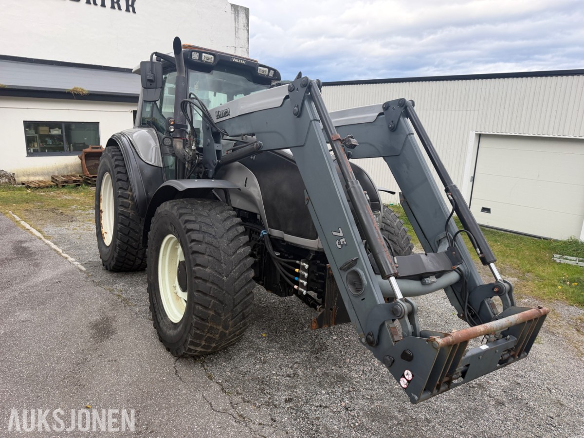 2006 Valtra T190 Traktor, frontlaster, 250 hk, brøyteplate og kjettinger