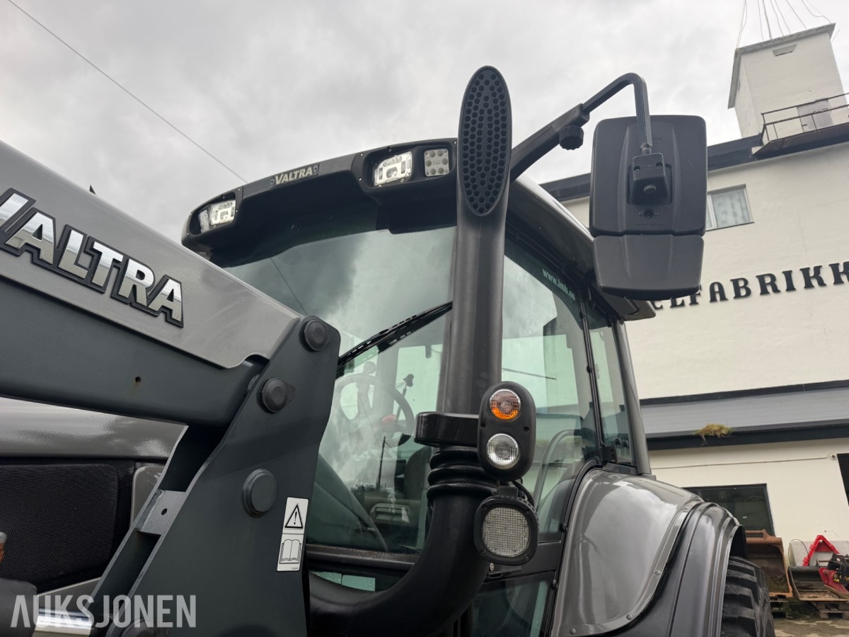 2006 Valtra T190 Traktor, frontlaster, 250 hk, brøyteplate og kjettinger