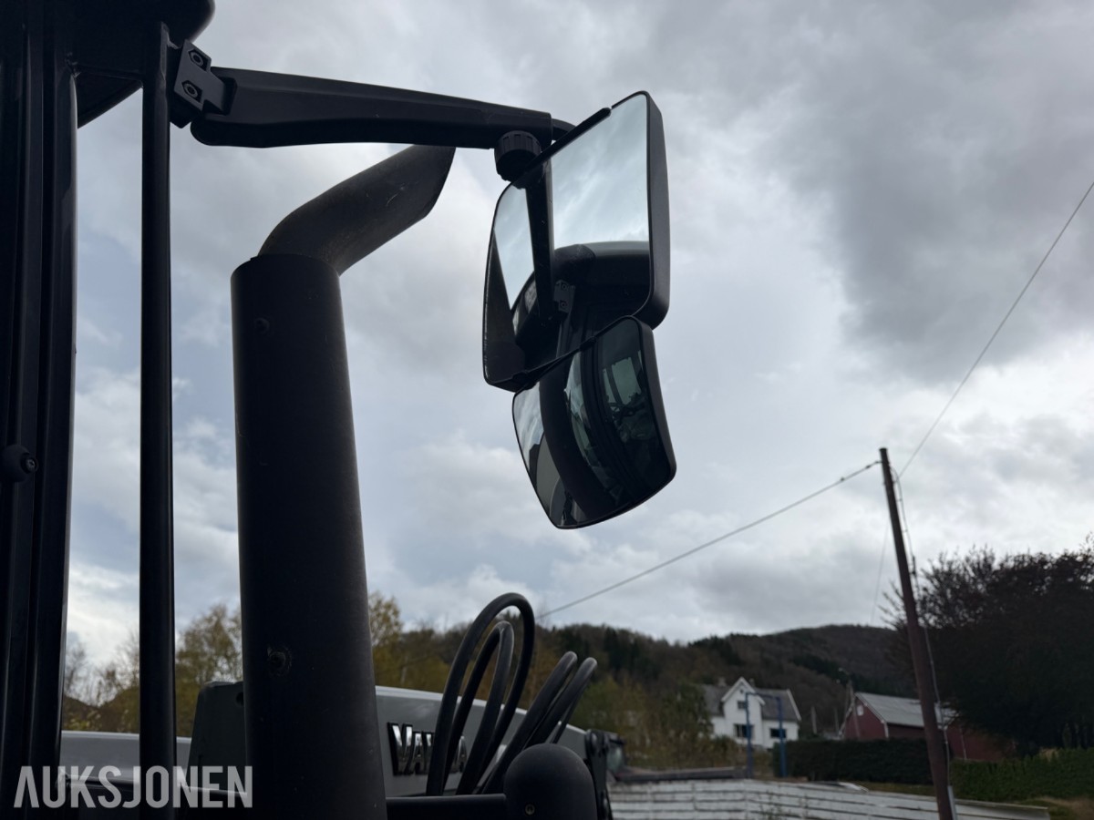 2006 Valtra T190 Traktor, frontlaster, 250 hk, brøyteplate og kjettinger