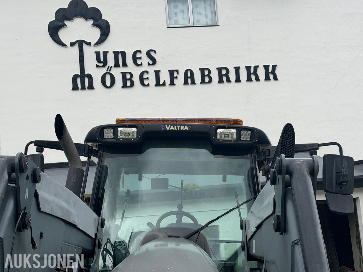 2006 Valtra T190 Traktor, frontlaster, 250 hk, brøyteplate og kjettinger