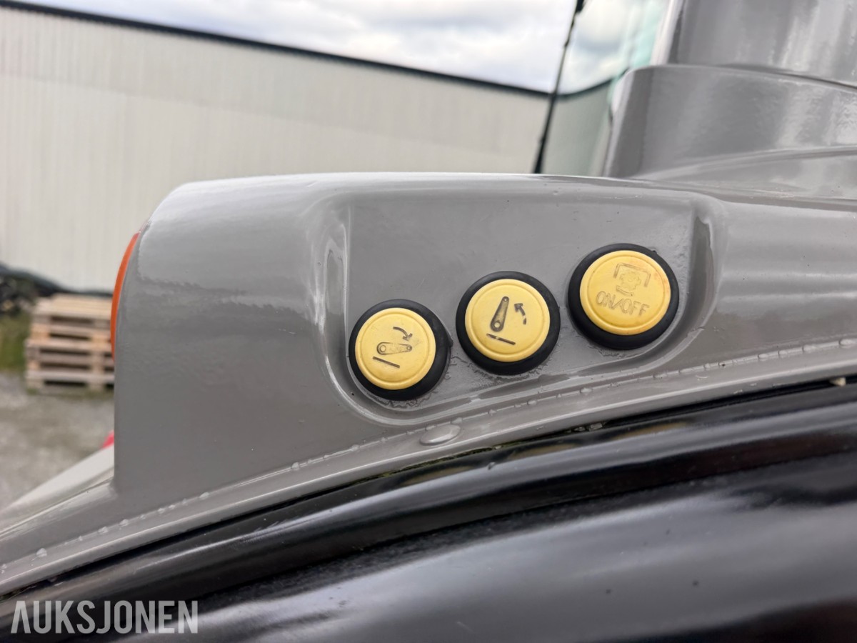 2006 Valtra T190 Traktor, frontlaster, 250 hk, brøyteplate og kjettinger