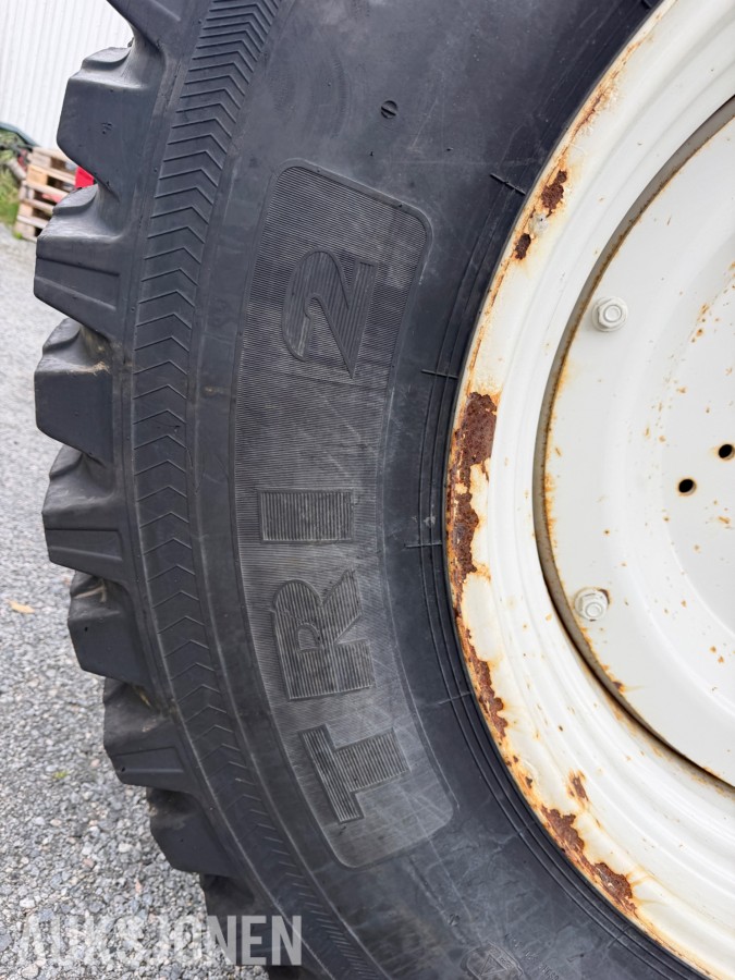 2006 Valtra T190 Traktor, frontlaster, 250 hk, brøyteplate og kjettinger
