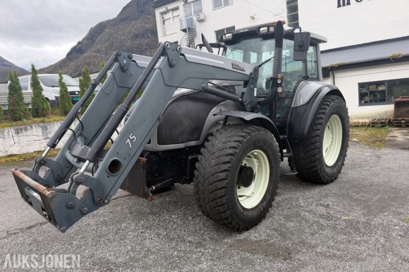 2006 Valtra T190 Traktor, frontlaster, 250 hk, brøyteplate og kjettinger