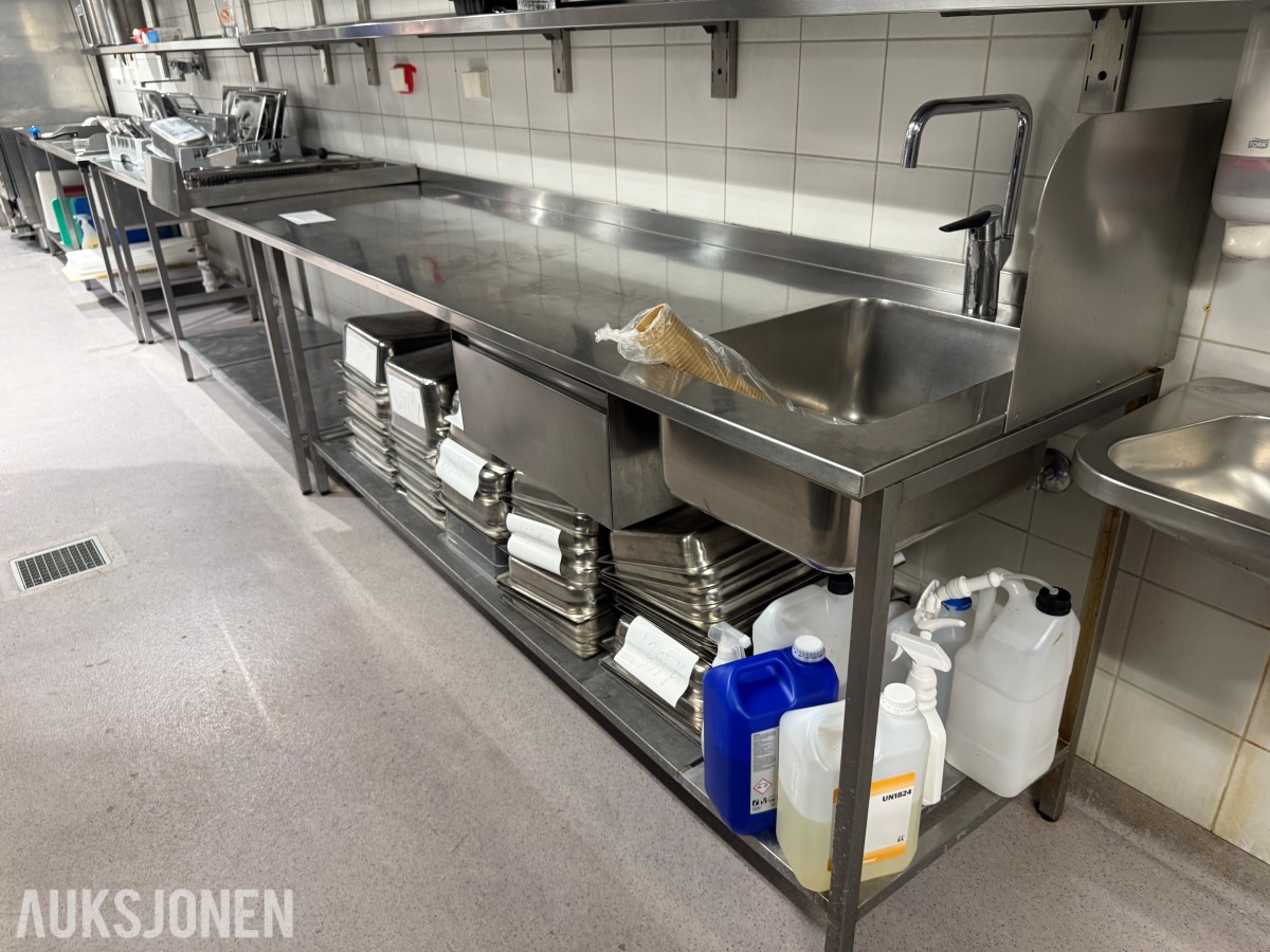 Arbeidsbenk i rustfritt stål med kum og oppbevaringshylle