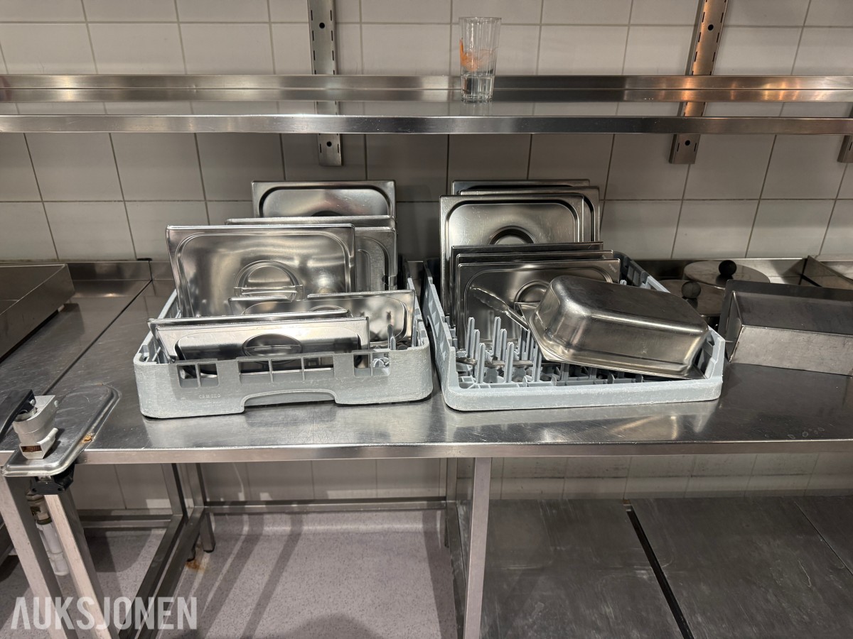 Arbeidsbenk i rustfritt stål med kum og oppbevaringshylle