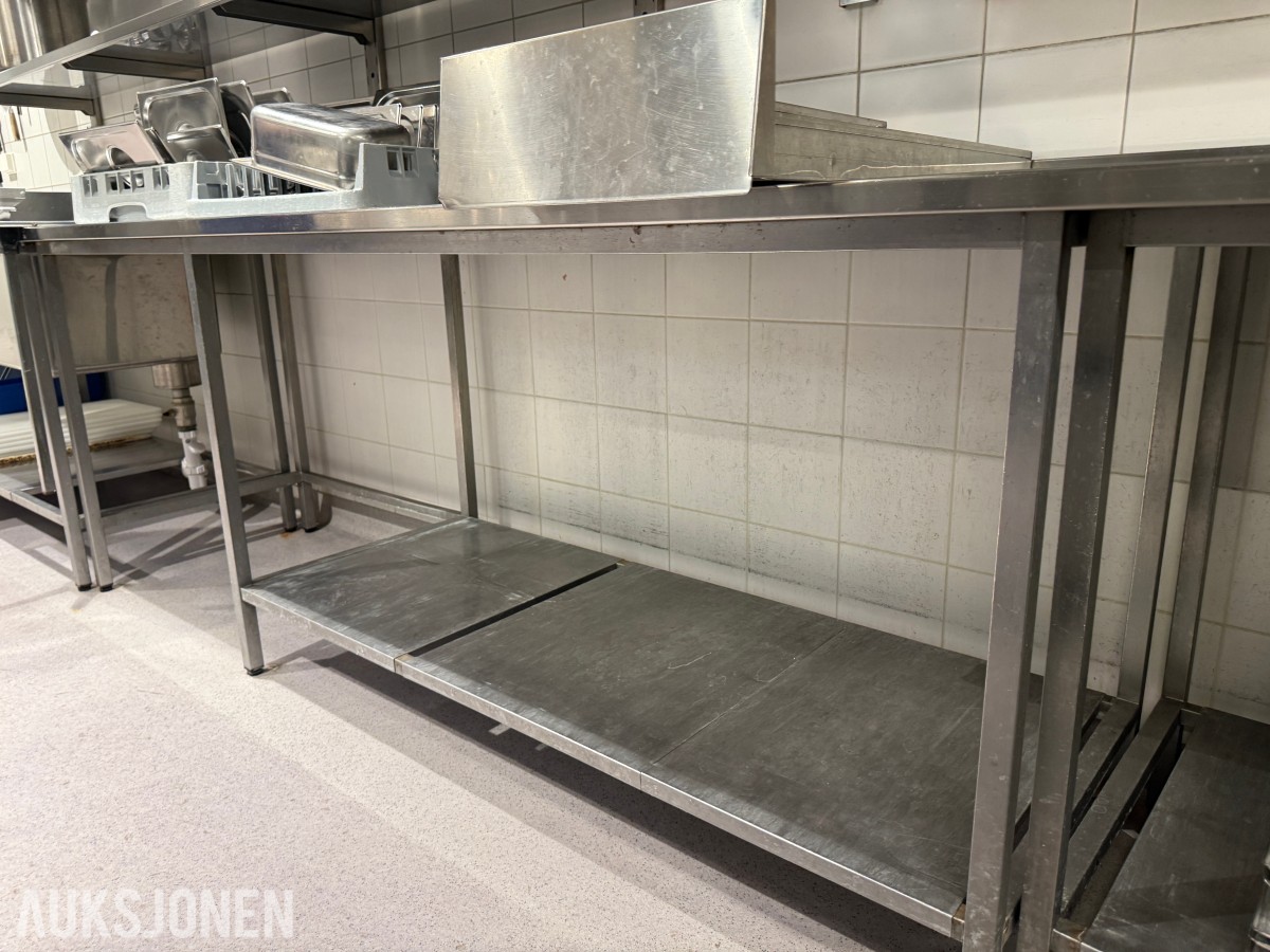 Arbeidsbenk i rustfritt stål med kum og oppbevaringshylle