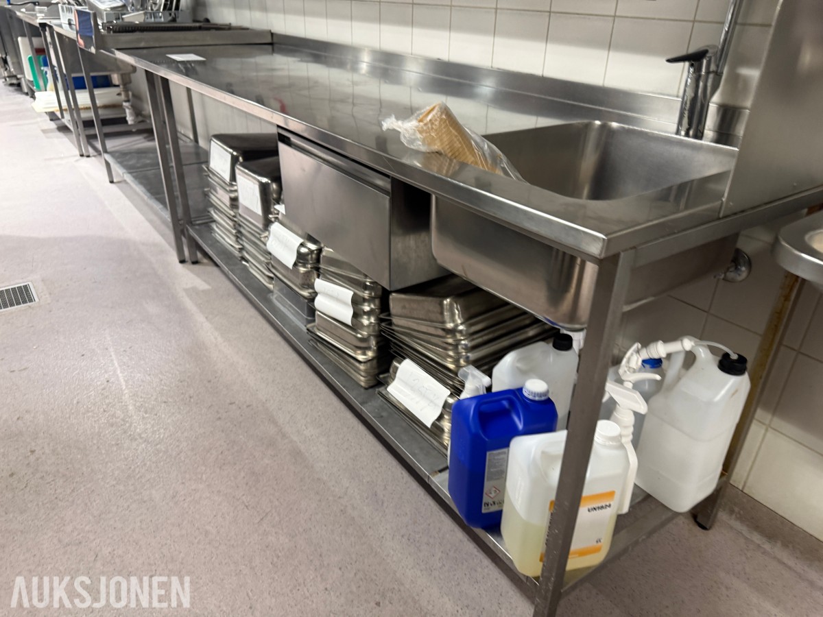Arbeidsbenk i rustfritt stål med kum og oppbevaringshylle