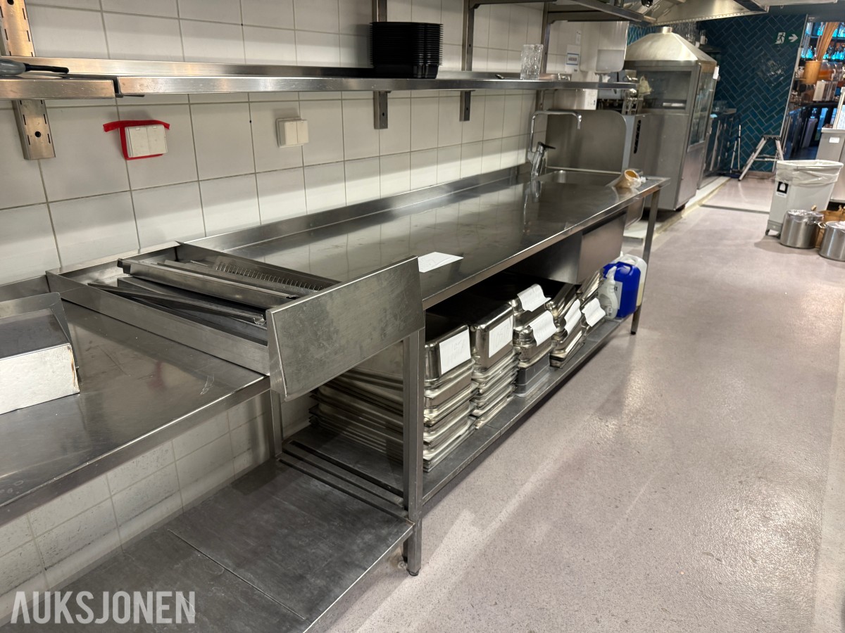 Arbeidsbenk i rustfritt stål med kum og oppbevaringshylle