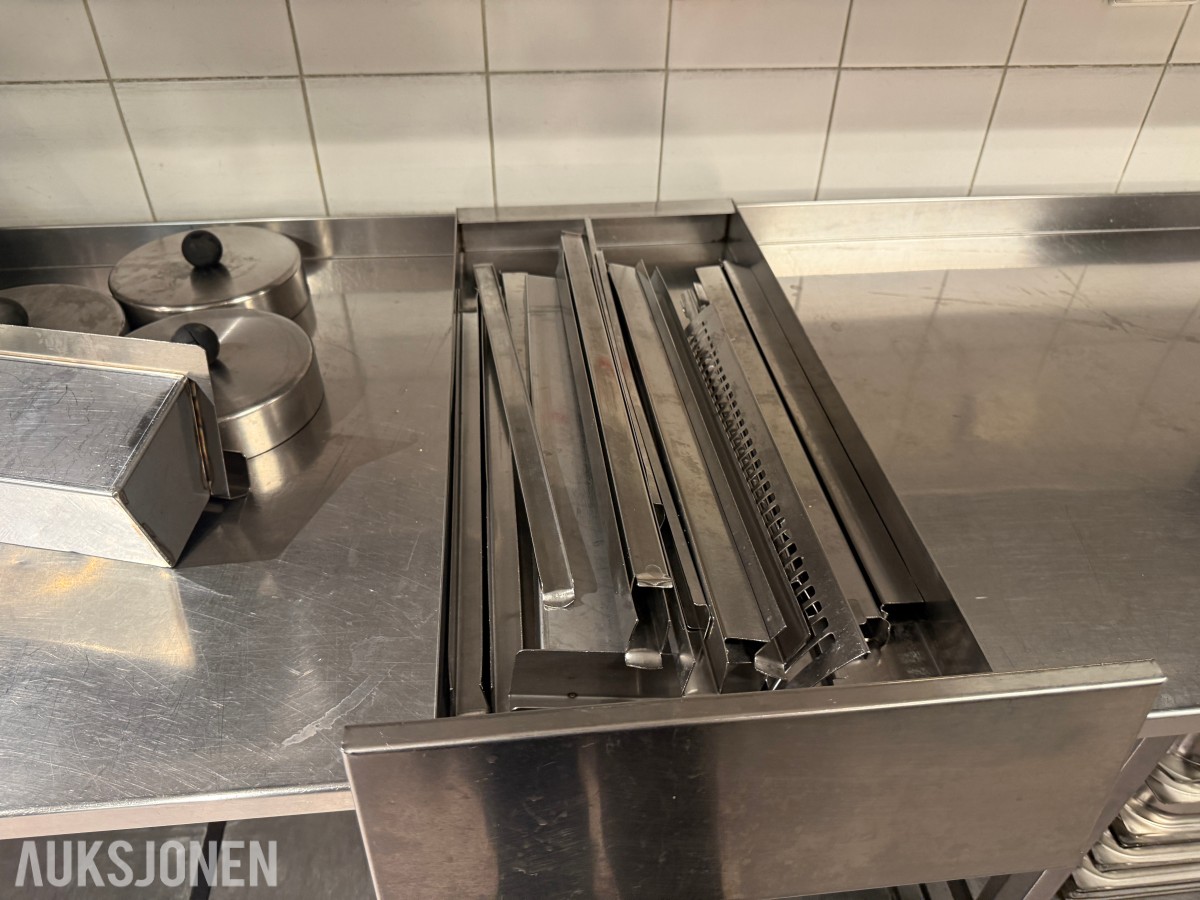 Arbeidsbenk i rustfritt stål med kum og oppbevaringshylle