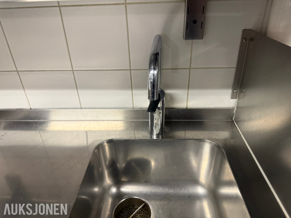 Arbeidsbenk i rustfritt stål med kum og oppbevaringshylle