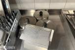Arbeidsbenk i rustfritt stål med kum og oppbevaringshylle