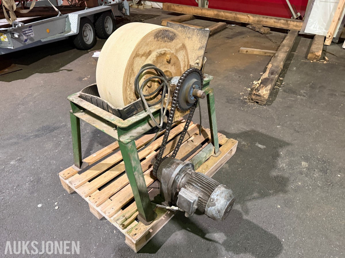 Stor elektrisk slipestein med kjededrift og motor – Verkstedsliper
