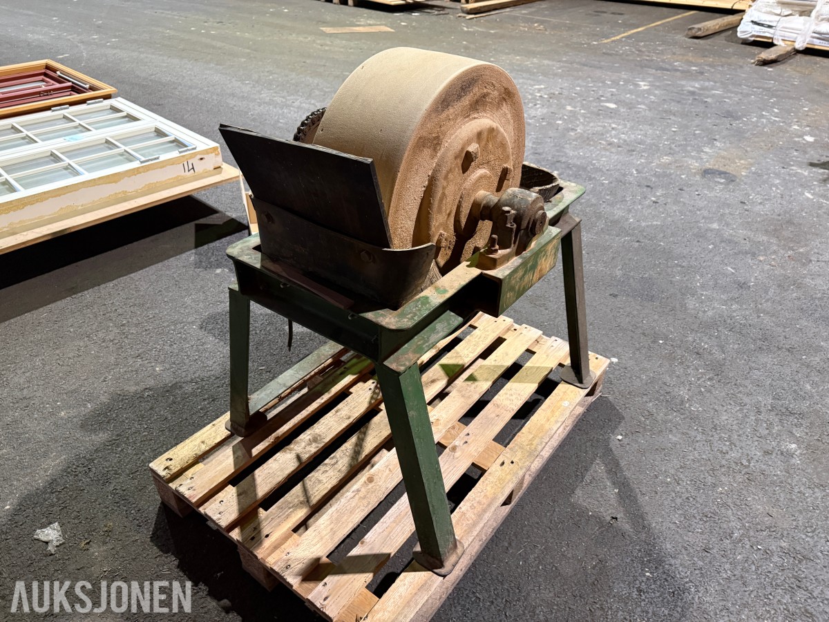 Stor elektrisk slipestein med kjededrift og motor – Verkstedsliper
