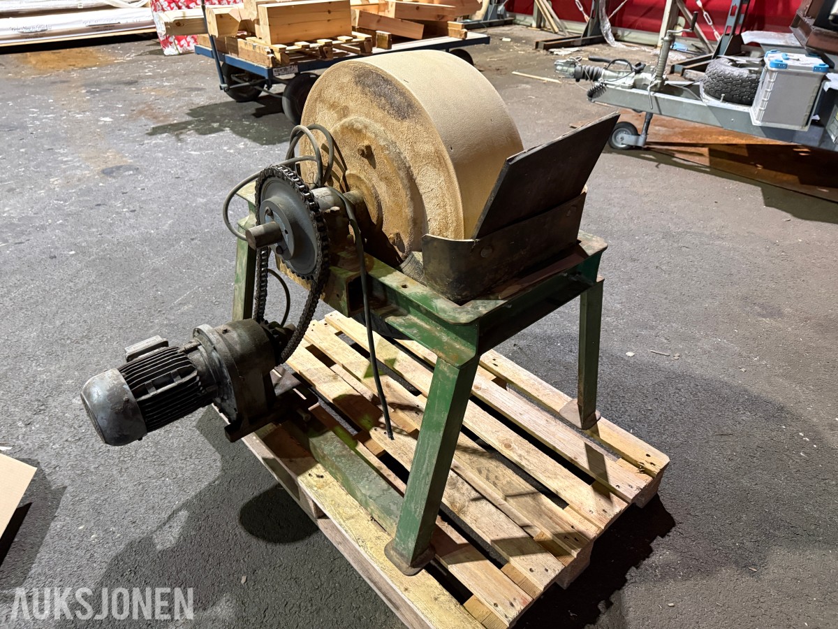 Stor elektrisk slipestein med kjededrift og motor – Verkstedsliper