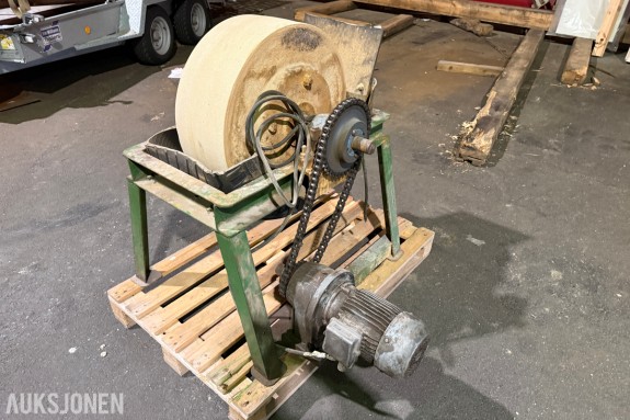 Stor elektrisk slipestein med kjededrift og motor – Verkstedsliper