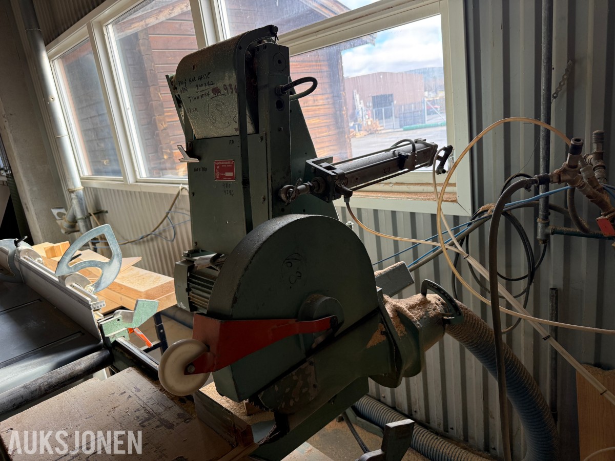 Industrielt saganlegg med kappsag - fresestasjon og rullebaner
