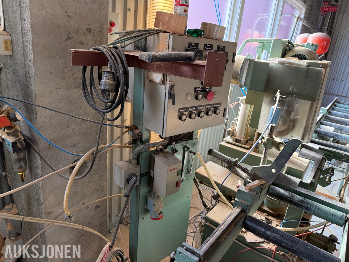 Industrielt saganlegg med kappsag - fresestasjon og rullebaner