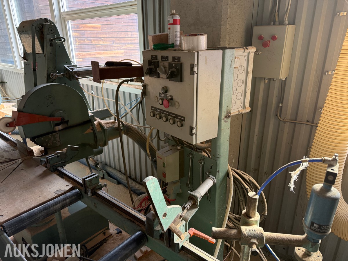 Industrielt saganlegg med kappsag - fresestasjon og rullebaner