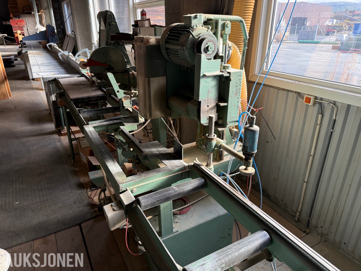 Industrielt saganlegg med kappsag - fresestasjon og rullebaner