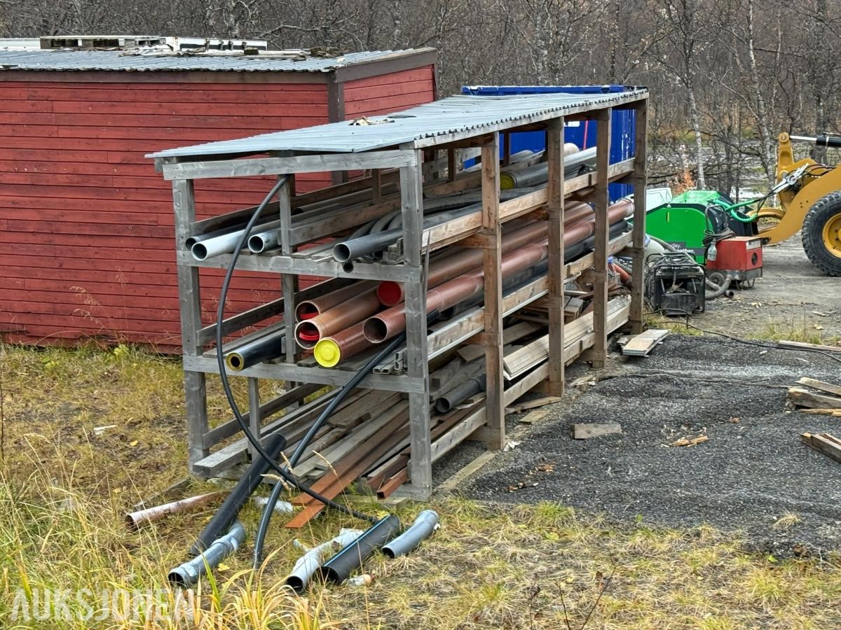 Treskur med tak og diverse rør/stål inkludert