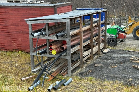 Treskur med tak og diverse rør/stål inkludert